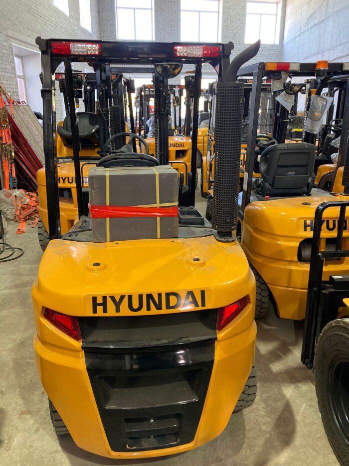 Фото 3 - Вилочный погрузчик Hyundai 33D-9E.